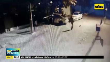 Con arma de fuego, roban auto en Lambaré