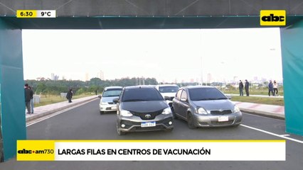 Largas filas en centros de vacunación