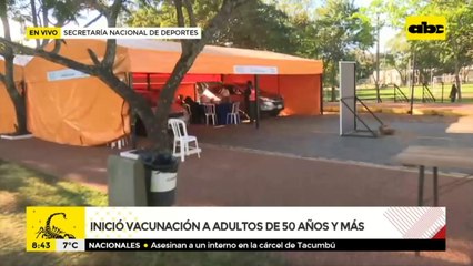 Larga fila de vehículos en vacunatorio de la Secretaría Nacional de Deportes