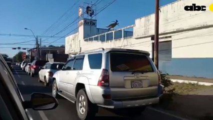 Larga fila para acceder a vacunas fuera de la Secretaría Nacional de Deportes