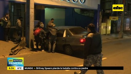 Violento choque de vehículo contra columna de la ANDE