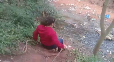 Vecinos se arriesgan para cruzar el arroyo Guasu.