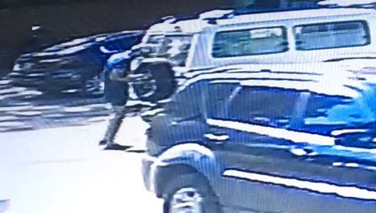 Momento en que hurtan la rueda de la ambulancia en Curuguaty