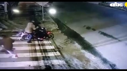 Ciudadano atropellan a motoasaltantes que acababan de robar a un mujer