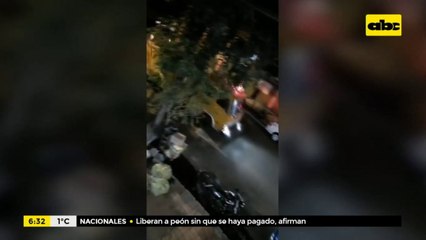 Árbol cayó sobre una joven en pleno centro de Itauguá