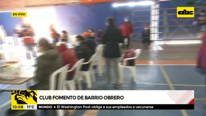 Gran afluencia de personas en vacunatorio del Fomento de Barrio Obrero
