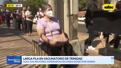 Larga fila en vacunatorio de Trinidad
