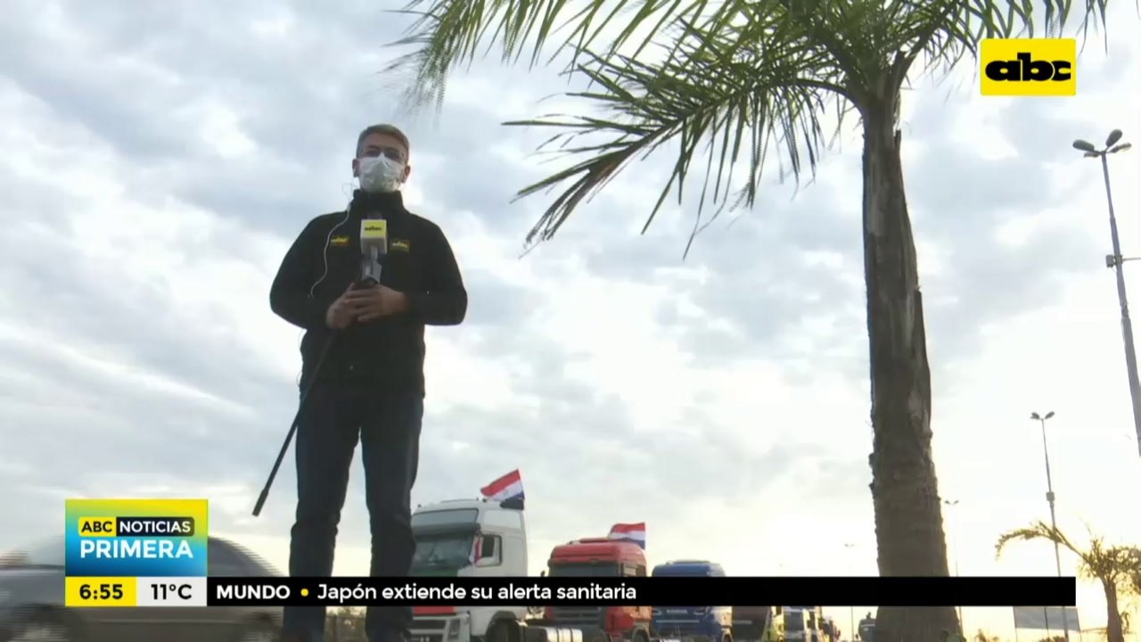 Camioneros comprometen tránsito en la Costanera