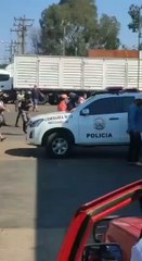 Momento en que la Policía despeja ruta Villarrica-Paraguarí