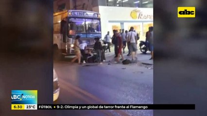 Motociclista chocó y quedó debajo de un bus