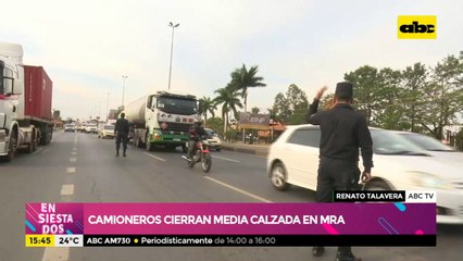 Camioneros cierran media calzada en Mariano Roque Alonso