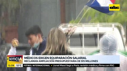 Médicos protestan y exigen equiparación salarial