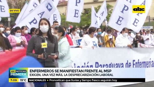 Enfermeras se manifiestan frente al ministerio de Salud