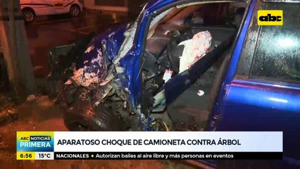 Aparatoso choque de camioneta contra un árbol