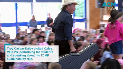 Troy Cassar-Daley visits Oxley Vale Public School 1