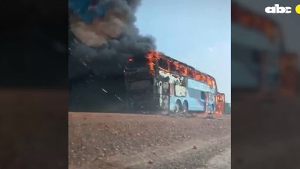 Un ómnibus ardió en llamas sobre la ruta PY05 en el Chaco