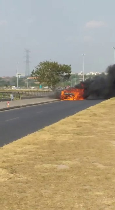 Incendio de vehículo en la Costanera
