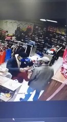 Asaltan un local de venta de ropas