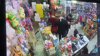 Asalto, forcejeo con delincuente y balacera durante asalto a despensa