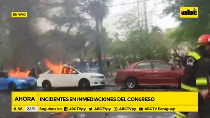 Incidentes frente al Congreso: tres vehículos fueron quemados y otros destrozados