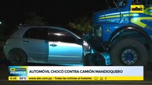 Automóvil chocó contra camión mandioquero y ocupantes huyen