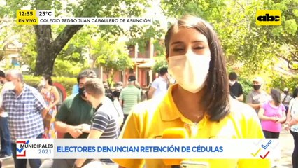 Electores denuncian retención de cédulas en local de votación