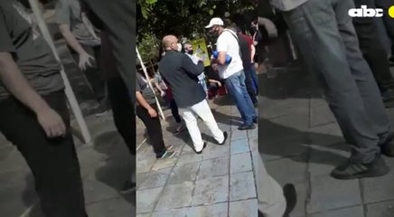 Elecciones municipales: filman a apoderado recibiendo supuestas cédulas retenidas