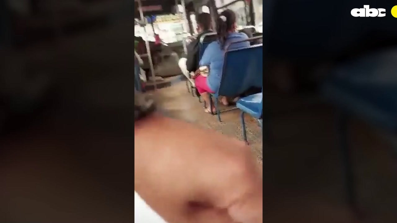 Dos Detenidos Fueron Llevados A La Comisaría En Un Bus De Pasajeros