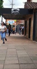 Ovidio Zaragoza (remera azul), candidato a concejal por el PLRA durante el supuesto pago por retener la cédula de identidad.