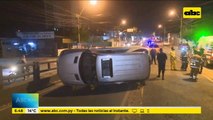 Camioneta volcó cuando iba a subir a viaducto