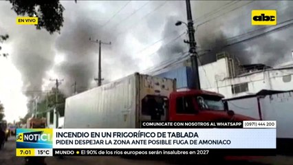 Bomberos piden liberar la zona del incendio ante posible fuga de amoniaco