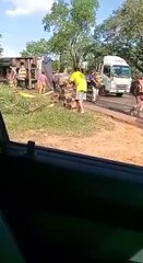 Camión transportador de cervezas volcó y curiosos aprovecharon para robar