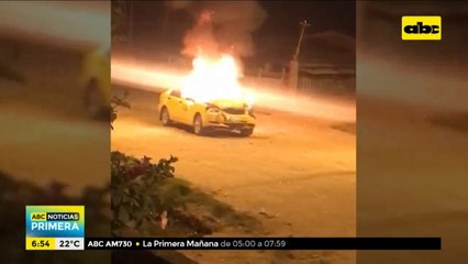 Un taxi se incendió y fue consumido por las llamas