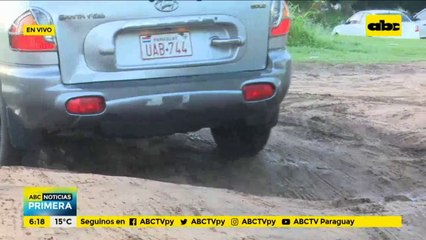 Pésimo estado de los caminos en el estacionamiento del IPS
