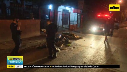 Motociclista murió en San Lorenzo, llevó la cabeza contra cordón de acera y el portón
