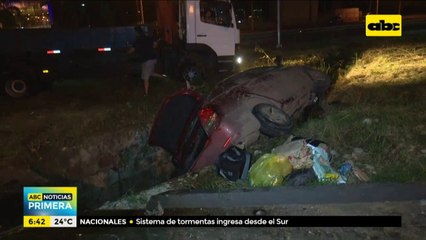 Vehículo cae en una zanja sobre la autopista Ñu Guasu por falta de señalización