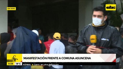 Funcionarios municipales se manifiestan frente a la comuna asuncena
