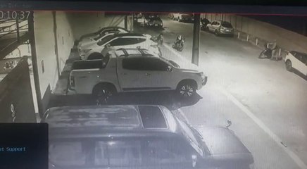 Captan momento en el que “tortolean” una camioneta en barrio Carmelitas