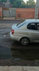 Por culpa de cráteres conductores circulan de contramano en transitada avenida de Luque