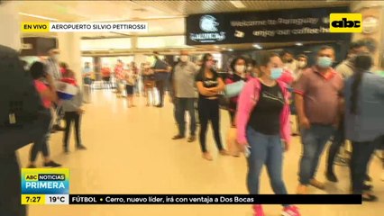 Decenas de paraguayos aguardan por sus familiares en el Aeropuerto Silvio Pettirossi