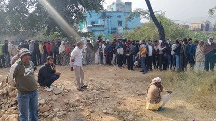 खाद की किल्लत, को ऑपरेटिव सोसायटी के बाहर किसानों की लगी लंबी कतार