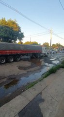 Por culpa de cráteres, conductores circulan de contramano en transitada avenida de Luque