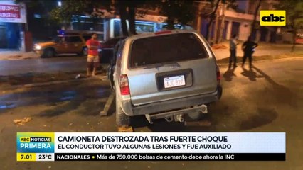 Camioneta quedó destrozada tras fuerte choque