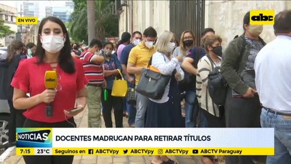 Docentes madrugan para realizar trámites y retirar títulos y documentos del MEC