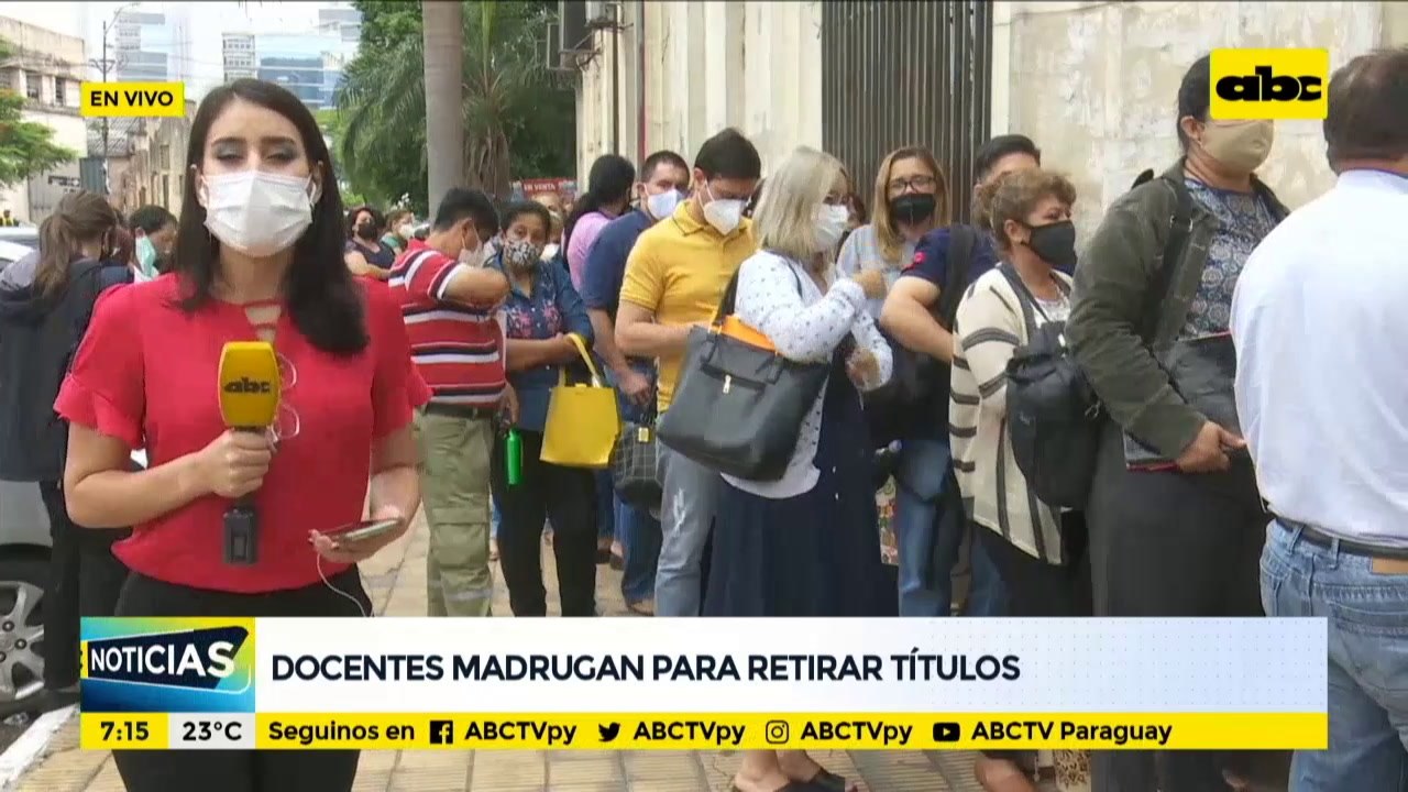Docentes madrugan para realizar trámites y retirar títulos y documentos del MEC
