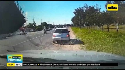 Tortoleros grabados mientras estaban robando un vehículo