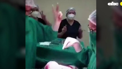 Médicos Bailando En Pleno Quirófano Tras Compleja Cirugía