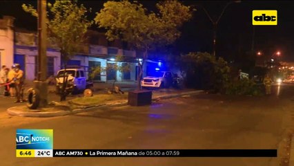 Camioncito perdió el control, chocó y tumbó un árbol de mango
