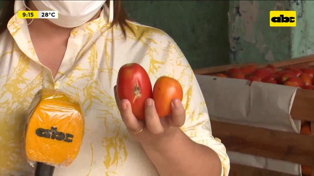 Mercado de Abasto: Comerciantes preocupados por la suba del tomate