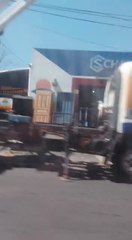 Una vehículo municipal para reparar alumbrado público.